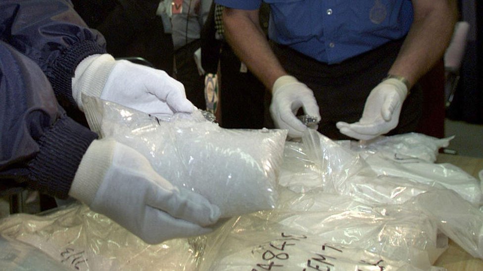 Австралийская полиция разбирается с изъятыми наркотиками в декабре 2000 года