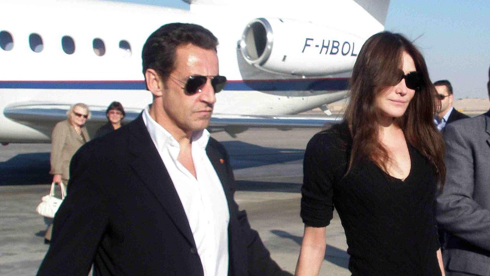 Николя Саркози и Карла Бруни прибывают в аэропорт Луксора (25 декабря 2007 г.)