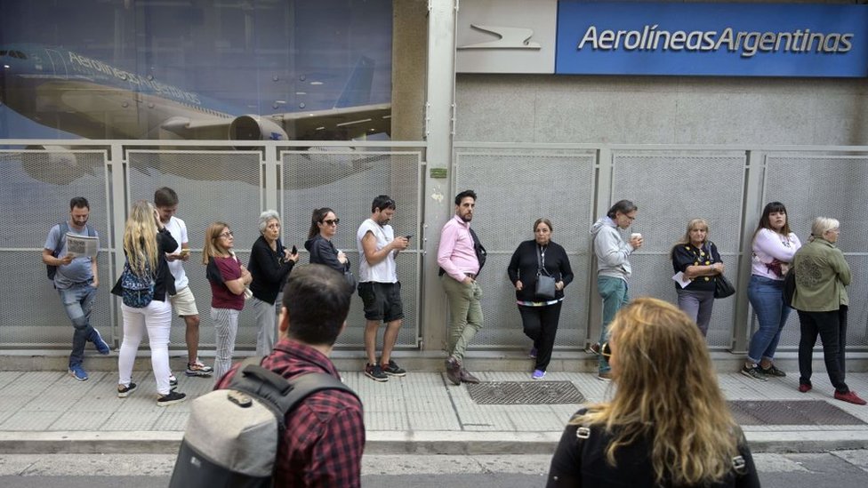 Gente esperando en las oficinas de Aerolíneas Argentinas en Buenos Aires. Foto: 16 de marzo de 2020.