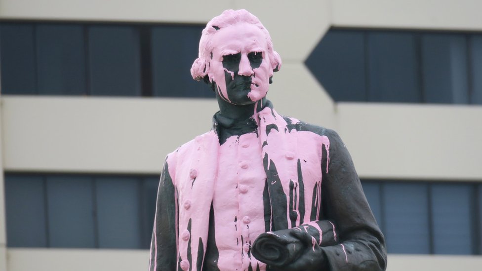 Статуя капитана Кука, покрытая розовой краской