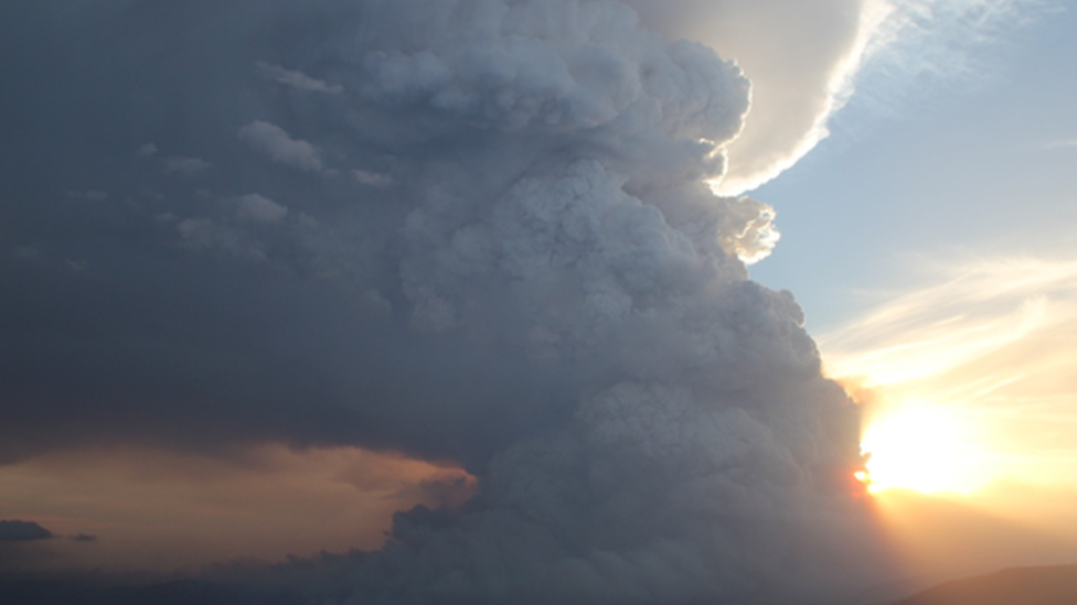 Пирокучевые облака от лесных пожаров нависают над Грампианскими горами в Виктории в 2014 году