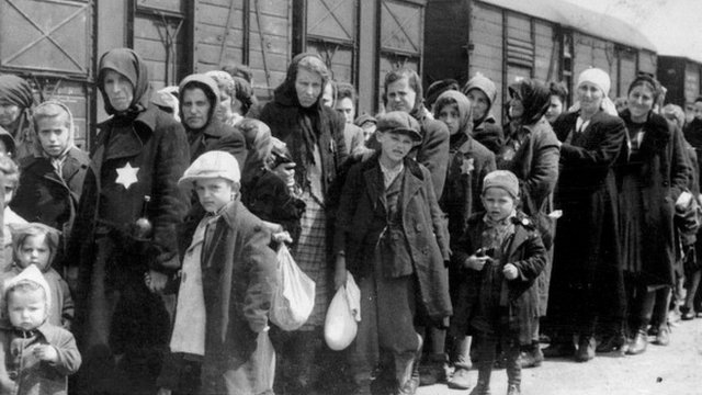 Mujeres y niños deportados en tren a los campos de concentración nazi.