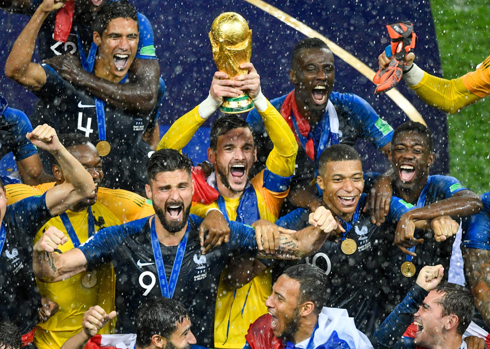 Hugo Lloris levanta el trofeo que corona a Francia campeón del mundo por segunda vez en su historia.