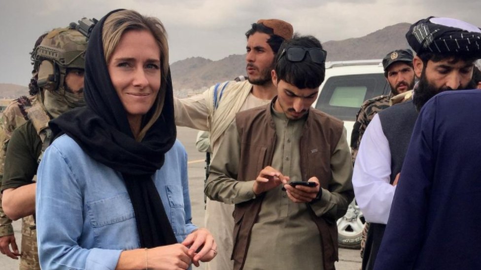 Charlotte Bellis, periodista neozelandesa con oficiales talibanes