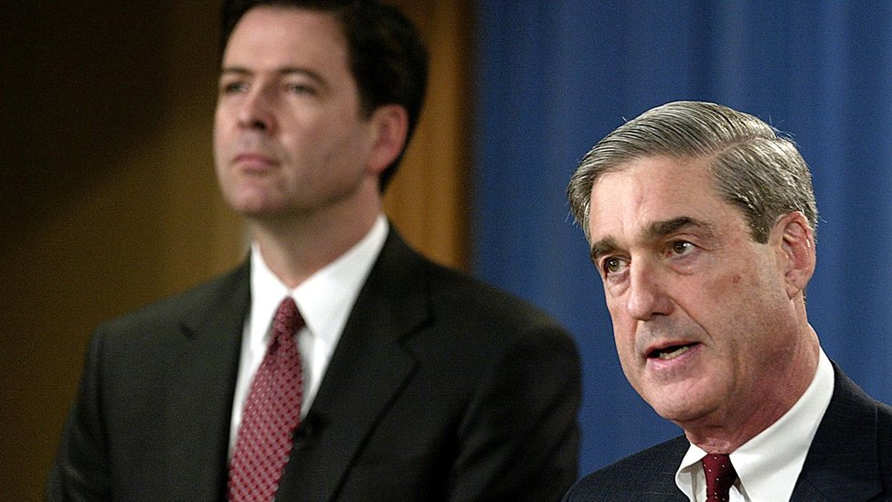 Senadores de ambos partidos introdujeron dos leyes para limitar la capacidad de Trump de despedir a Mueller (der), como lo hizo con James Comey (izq). James Comey, el exjefe del FBI despedido por Trump, y Robert Mueller, fiscal especial para la investigación sobre Rusia y la elección en EEUU.