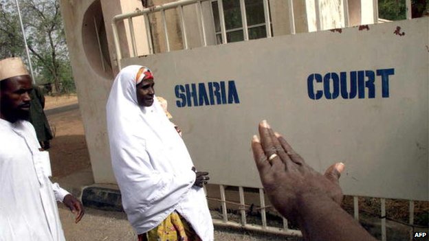 Homem e mulher chegam a um tribunal em Sokoto, Nigeria, em 2002