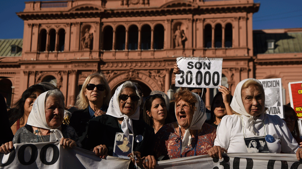 En el acto de este miércoles se pedirá a los concurrentes que se coloquen el emblemático pañuelo blanco de las Madres de Plaza Mayo, en honor a los desaparecidos. Madres de Plaza Mayo