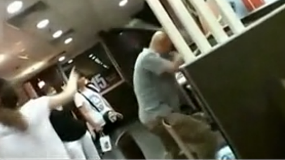 En 2014, los clientes de un McDonald's grabaron el momento en que un miembro del culto mataba a una mujer que se negó a darle su número de teléfono. fotograma