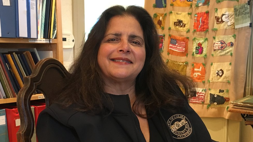 La alcaldesa de Colma, Helen Fisicaro, se siente muy ligada a este lugar que, dice, está lleno de espiritualidad. (Foto: Beatriz Díez) Helen Fisicaro, alcaldesa de Colma