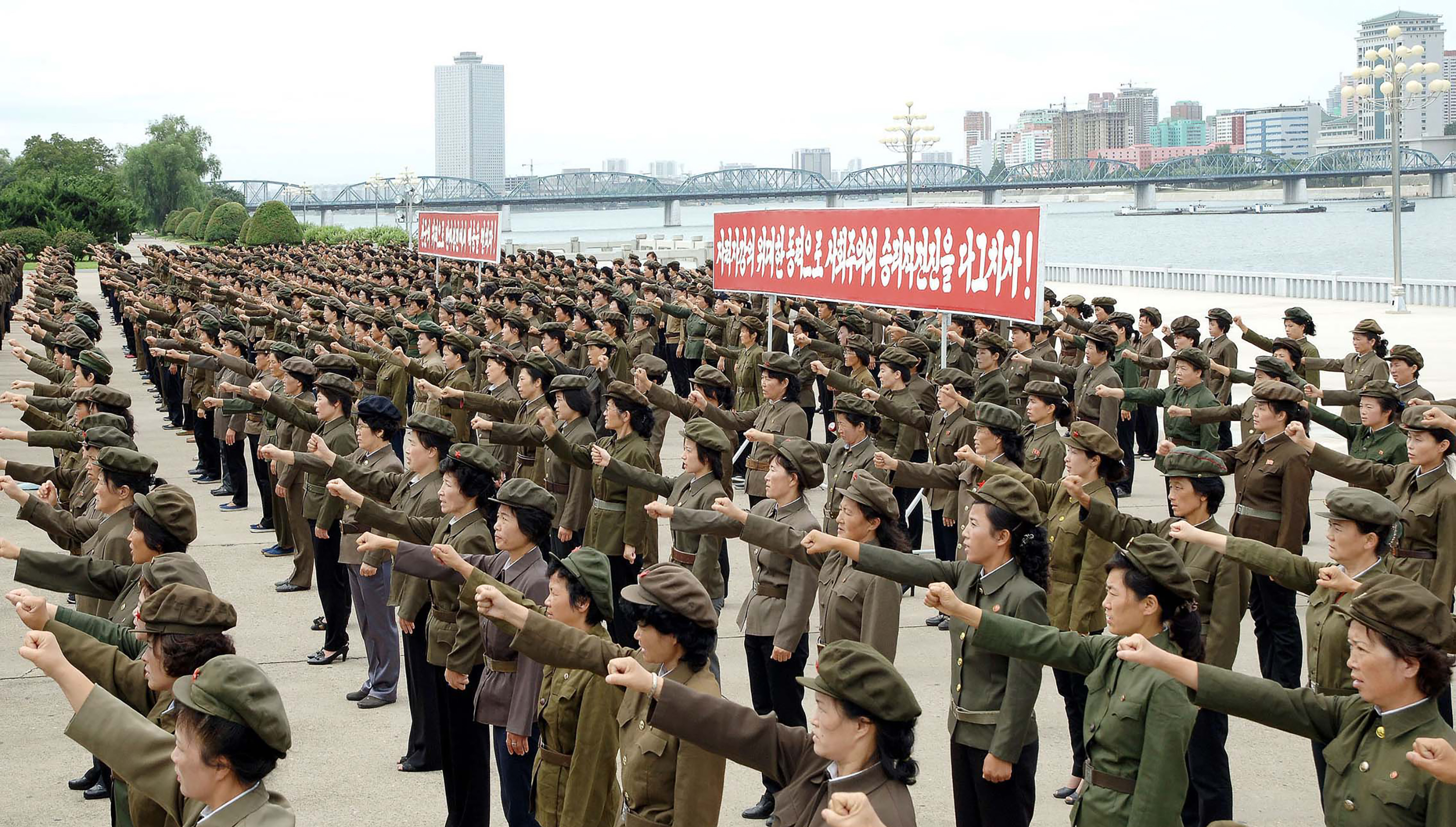 El régimen norcoreano castiga con prisión y tortura a quienes distribuyen programas del exterior: "uno de mis amigos murió en la cárcel", dice Kim. Ejército norcoreano