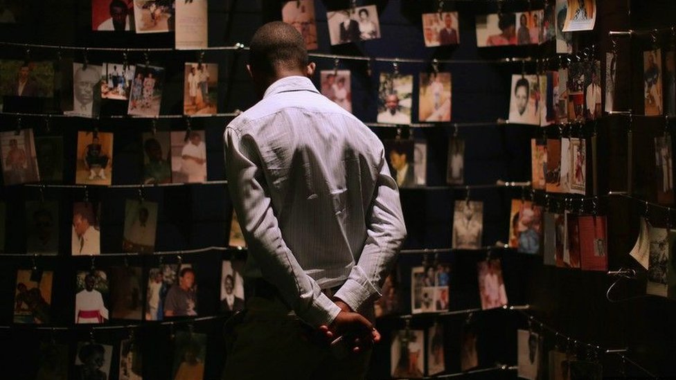 Hombre mirando fotografías de las víctimas del genocidio en Ruanda de 1994.