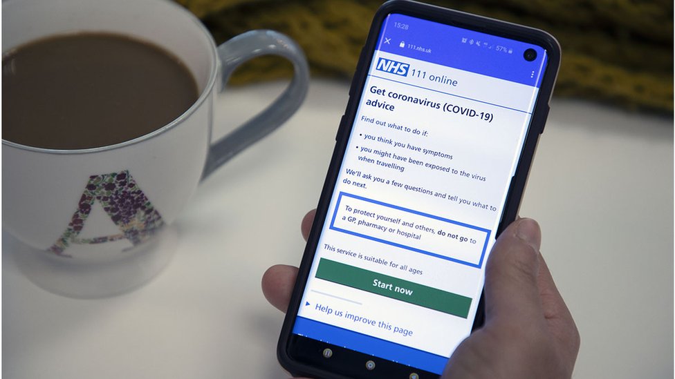 Проверка на коронавирус от NHS на мобильном телефоне