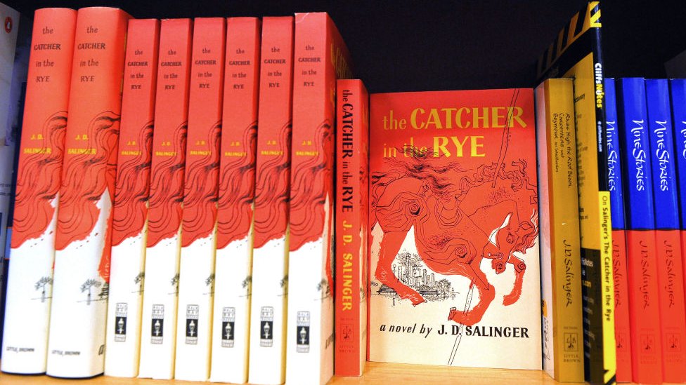 Cópias do livro 'O Apanhador no Campo de Centeio', de JD Salinger, em uma estante