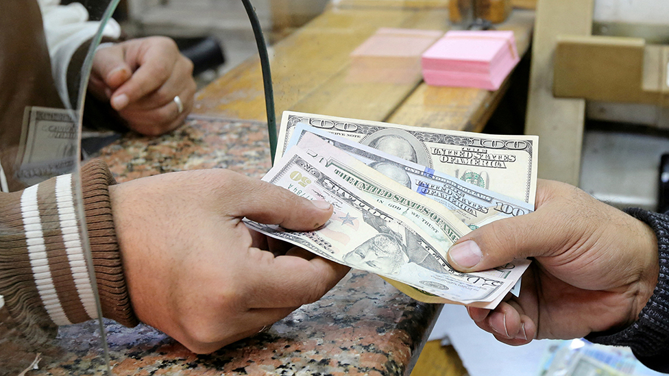 ما هي الإجراءات التي وافق عليها البنك المركزي المصري للحد من تسلل العملة  الصعبة؟ - BBC News عربي