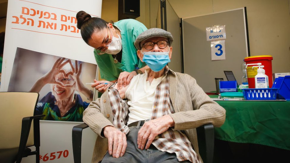 Hombre anciano recibiendo la vacuna.