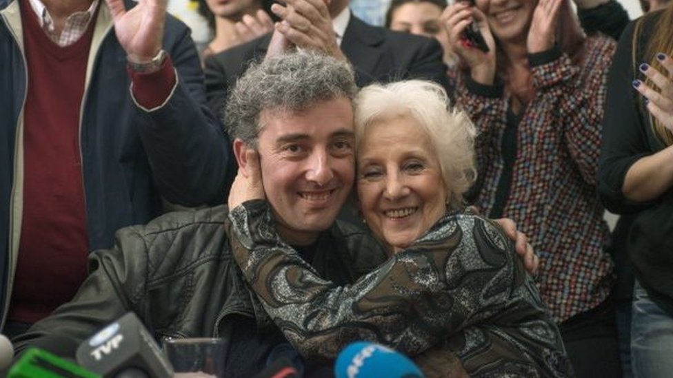 Эстела де Карлотто обнимает своего внука Гвидо в Буэнос-Айресе 8 августа 2014 года.