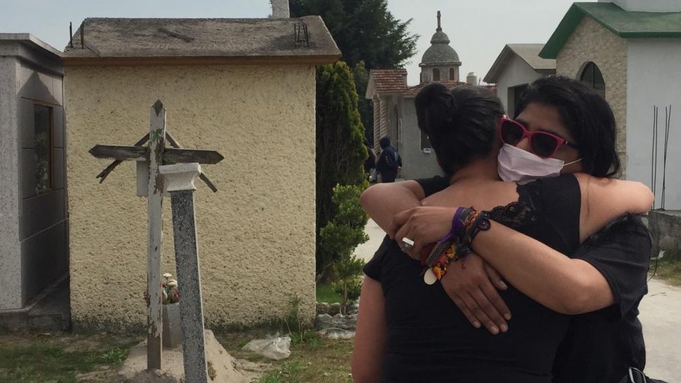 La activista Frida Guerrera consuela a una familiar de Ximena.