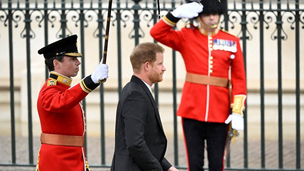 Sussex Dükü Prens Harry yanında eşi Meghan olmaksızın tören için geldi.