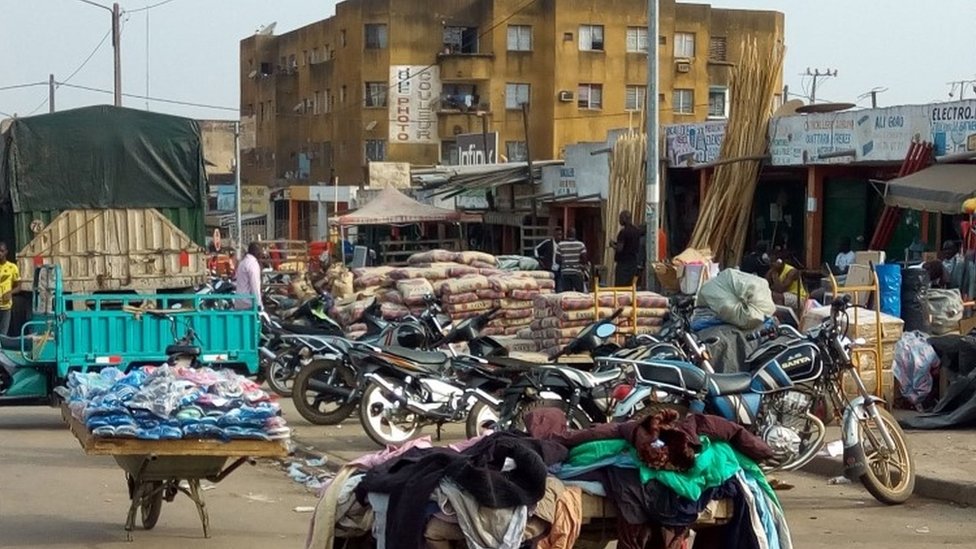 Уличная сцена в Буаке в Кот-д'Ивуаре, где спокойствие вернулось после мятежа солдат из-за зарплаты, 8 января 2017 г.