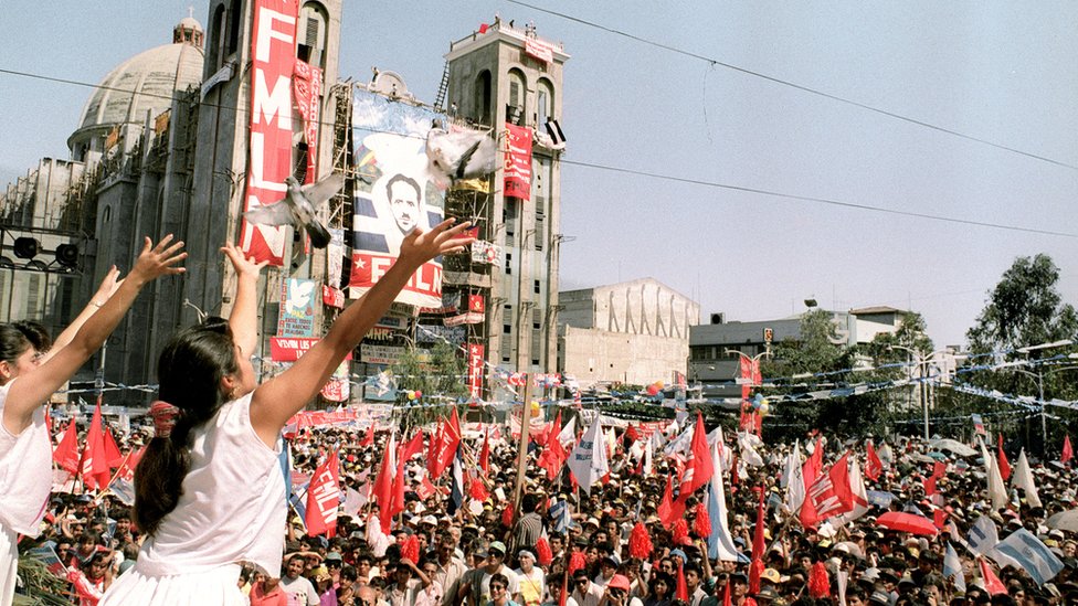 El gobierno y la guerrilla del FMLN firmaron en 1992 unos acuerdos de paz para acabar con la guerra de 12 años. El gobierno y la guerrilla del FMLN firmaron en 1992 unos acuerdos de paz.