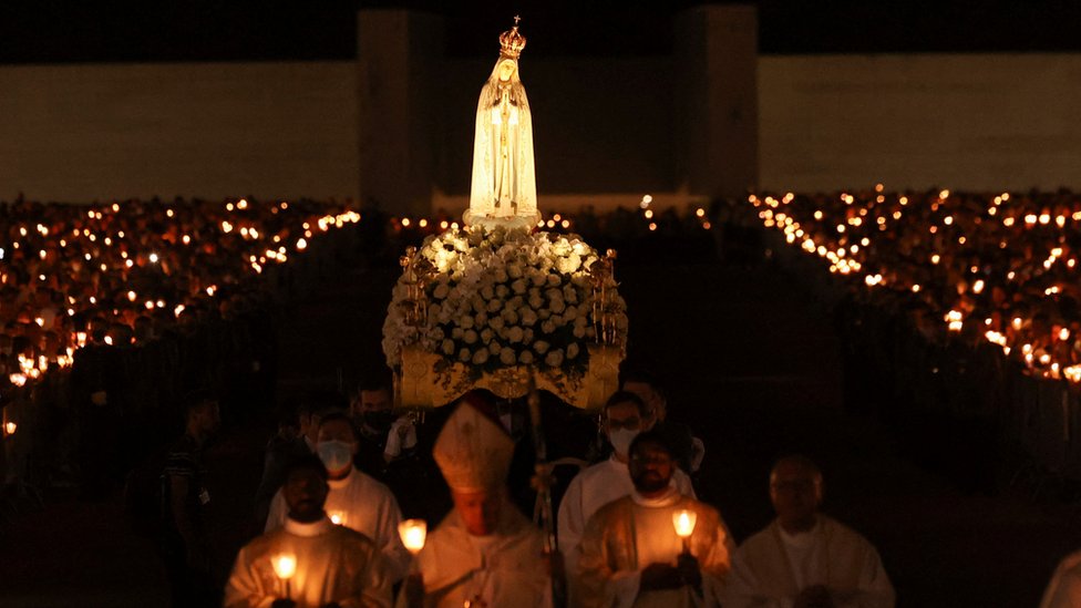 Romaria de fiéis com imagem de Maria