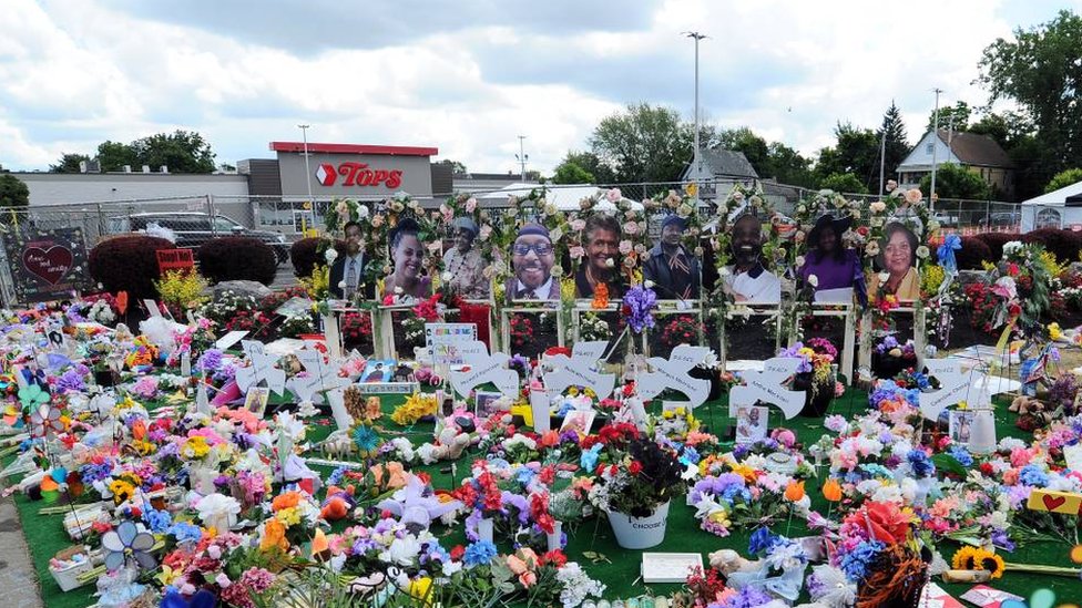 Fotos de las víctimas y tributos florales frente al supermercado que fue escenario del tiroteo de Búfalo