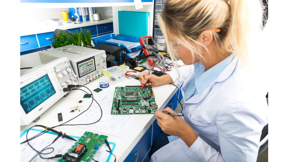 Инженер-электронщик тестирует материнскую плату компьютера в лаборатории