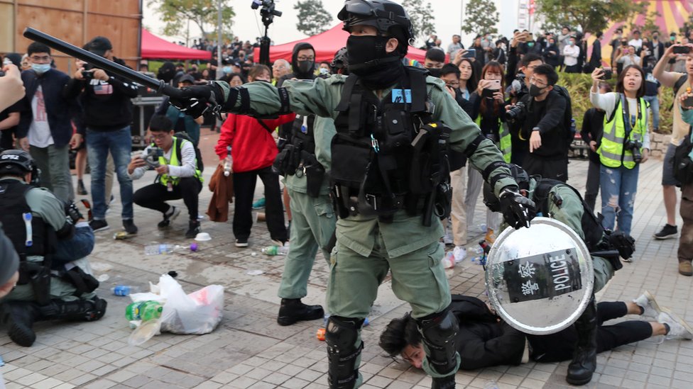 Polisi Hong Kong, bendera China, Uighur