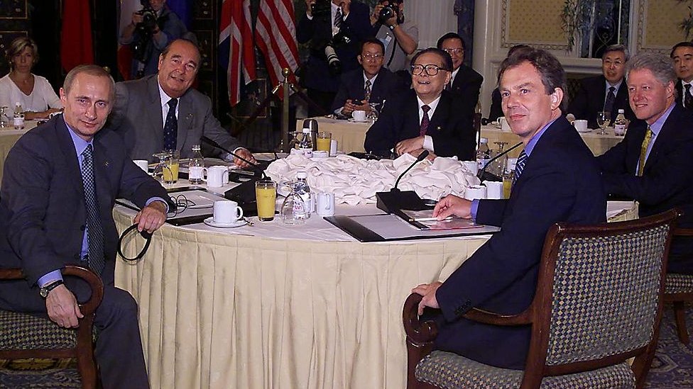 BM Güvenlik Konseyi'nin beş daimi üye ülkesinin lideri, (soldan sağa) Rusya Devlet Başkanı Vladimir Putin, Fransa Cumhurbaşkanı Jacques Chirac, Çin Devlet Başkanı Jiang Zemin, ABD Başkanı Bill Clinton ve İngiltere Başbakanı Tony Blair, Eylül 2000, New York.