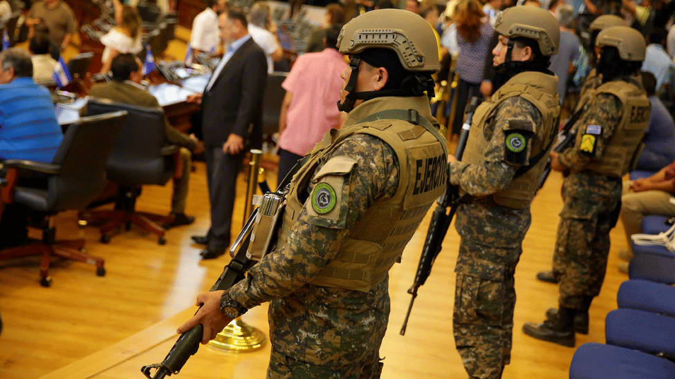 Militares en el congreso salvadoreño
