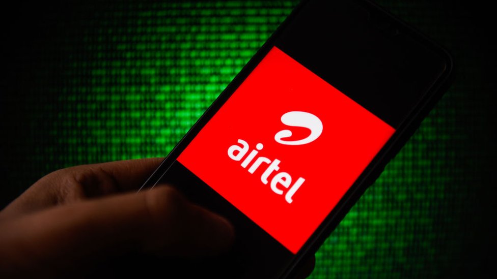 На этой фотографии изображен логотип Airtel на смартфоне