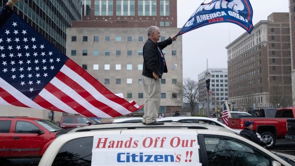 Мужчина в Лансинге, штат Мичиган, протестует против ограничений, введенных в штате США