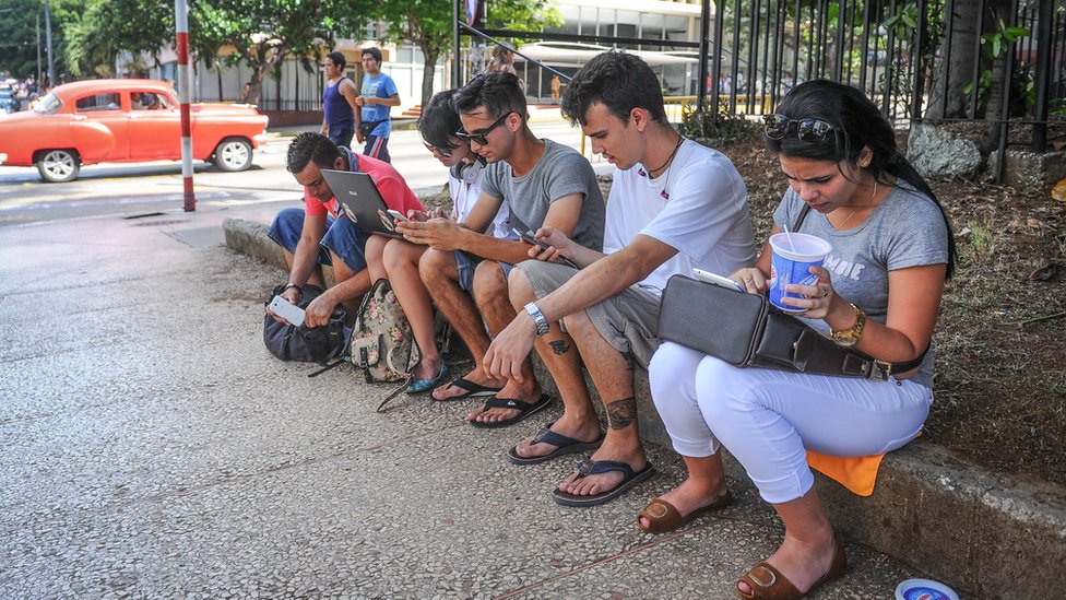 La Rampa, en La Habana, es uno de los puntos donde se implementó cobertura wifi. Cubanos usando celulares y computadoras en La Habana