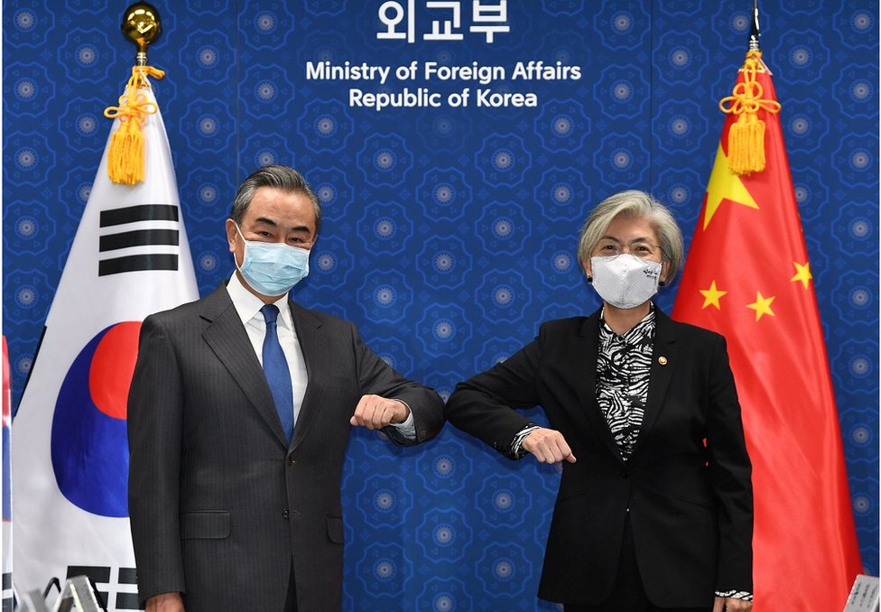 中國外交部長王毅在首爾會見韓國外長康京和