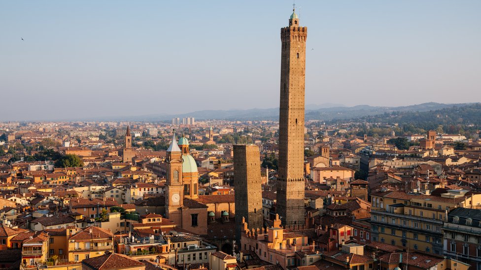 Bolognas leaning tower sealed off over fears it could collapse