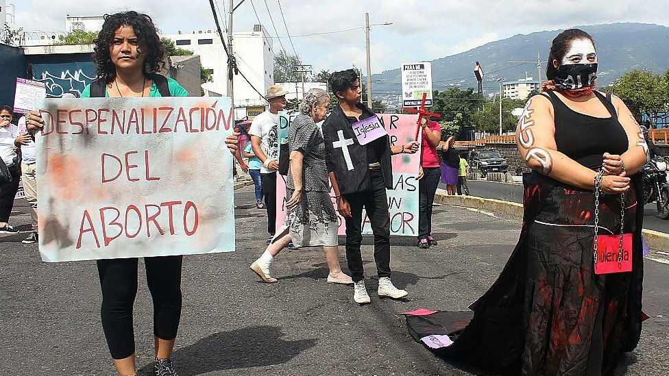 Los médicos en El Salvador deben informar a las autoridades si creen que una mujer ha intentado abortar. Si no denuncian estos casos, ellos también podrían enfrentar largas condenas de cárcel. Manifestación por la despenalización del aborto