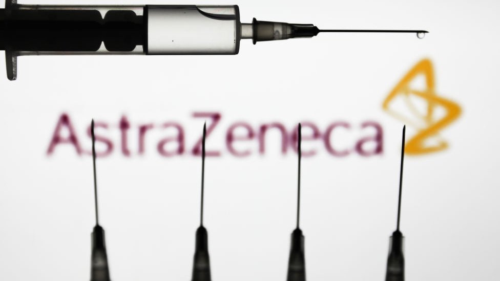 Logo de AstraZeneca con jeringuillas.