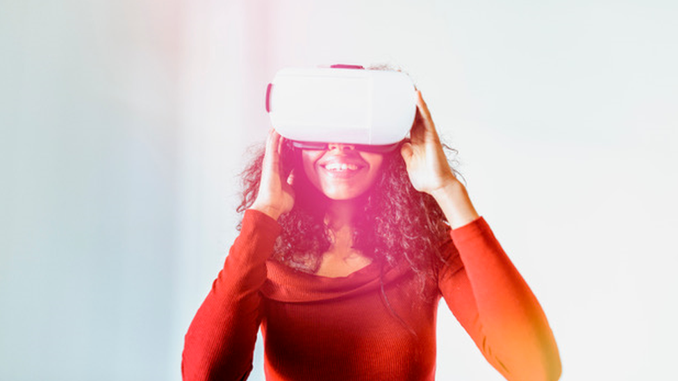 Mujer con visor de realidad virtual.