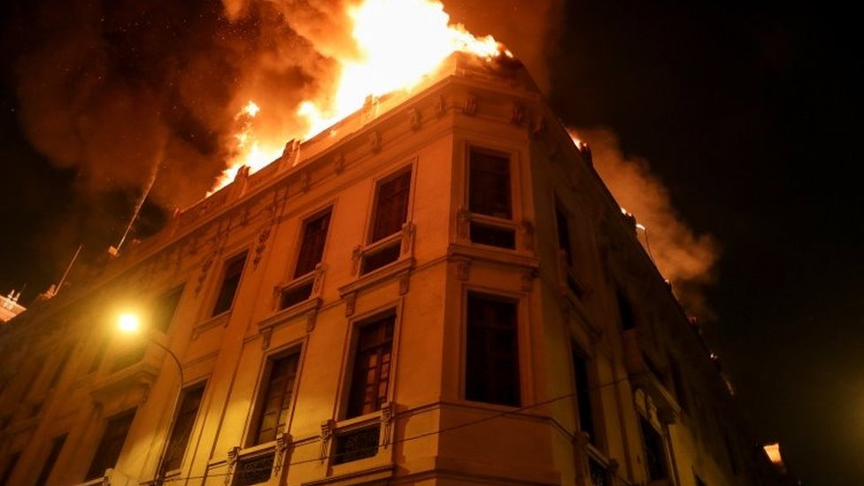 Prédio em chamas em Lima