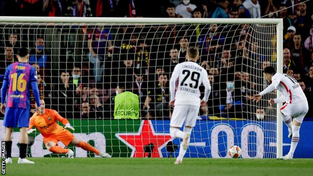 هدف فرانكفورت في مرمى برشلونة