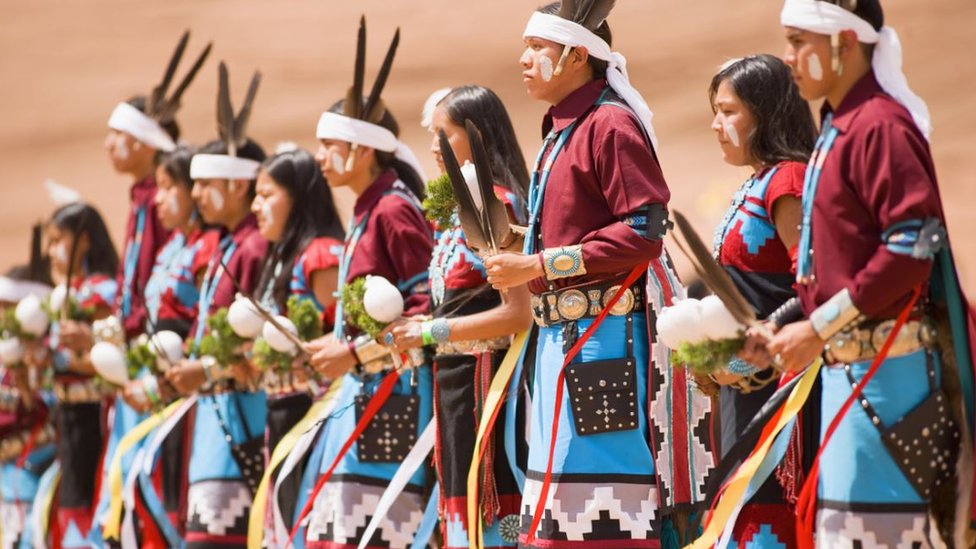 Mujeres navajo preparándose para un baile tradicional.