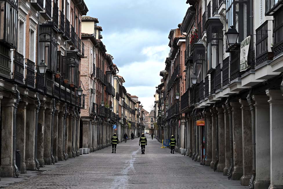 Spanish soldiers, members of Army Emergency Unit,