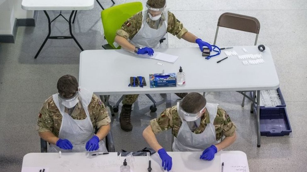Солдаты проводят массовое тестирование на коронавирус на рынке Сент-Джонс в Ливерпуле