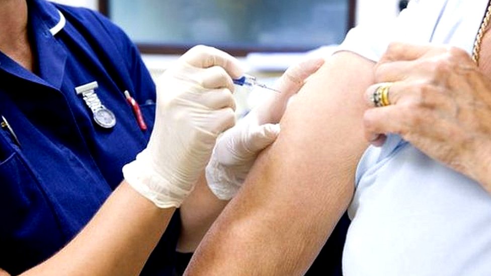 медсестра делает прививку от гриппа