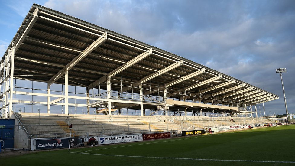 Стадион «Сиксфилдс» в Нортгемптоне во время строительства