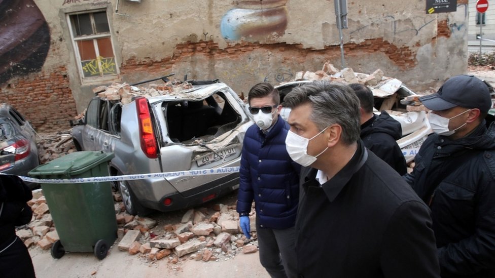 Премьер-министр Хорватии Андрей Пленкович оценивает ущерб от землетрясения