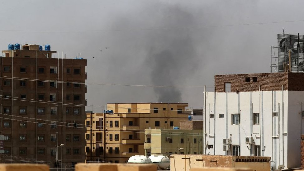 دخان يتصاعد بمدينة الخرطوم