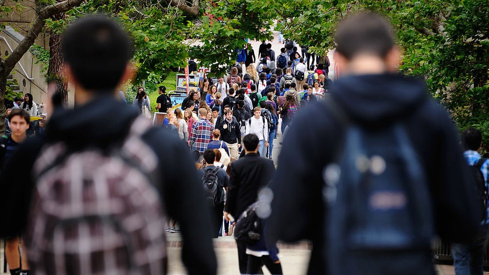 Robertson consideró que lo mejor para el distrito era renunciar a su cargo. Estudiantes en campus.