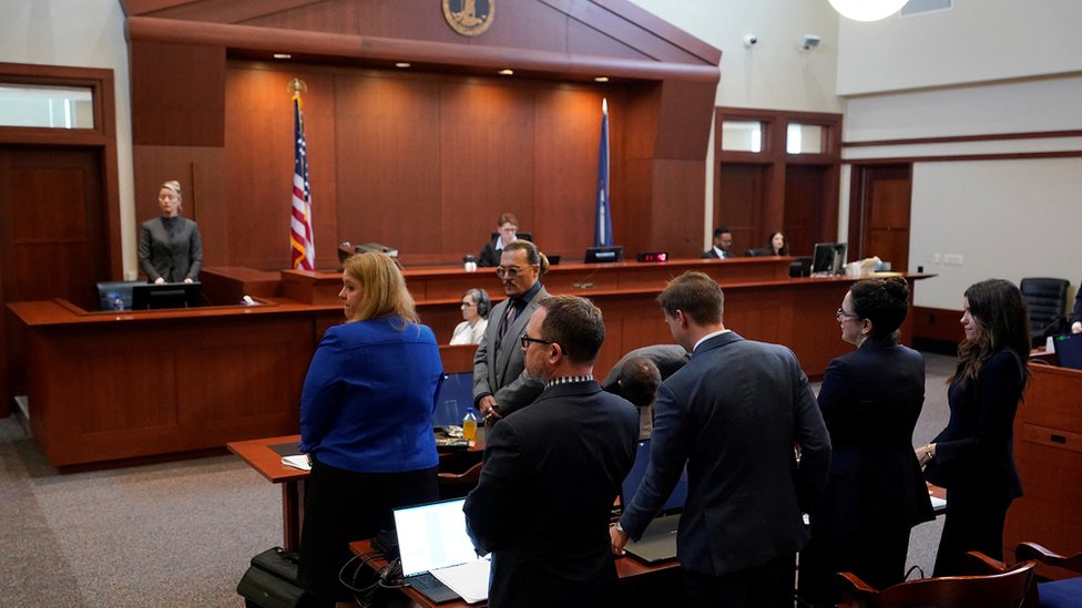 Johnny Depp y sus abogados, y Amber Heard, se ponen de pie mientras el jurado abandona la sala, 16 de mayo 2022