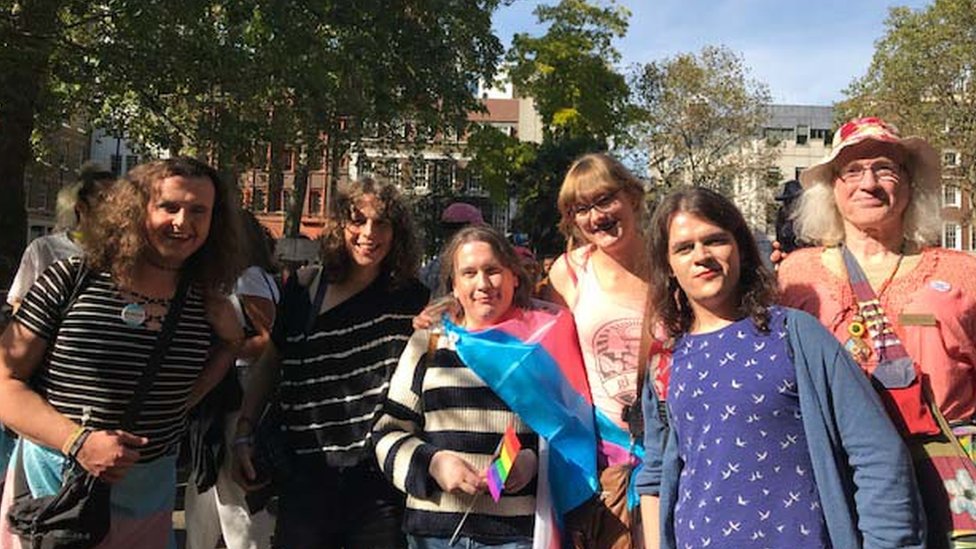 Аиша Браун (четвертая справа) на фото с друзьями на лондонском Trans Pride в субботу.